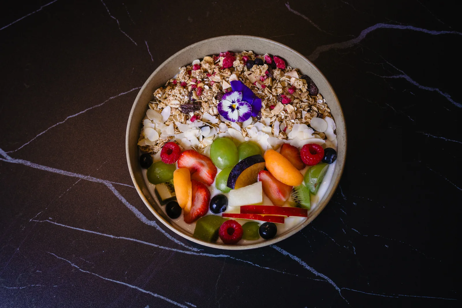Bowl au yaourt et fruits pour le brunch chez Dalu