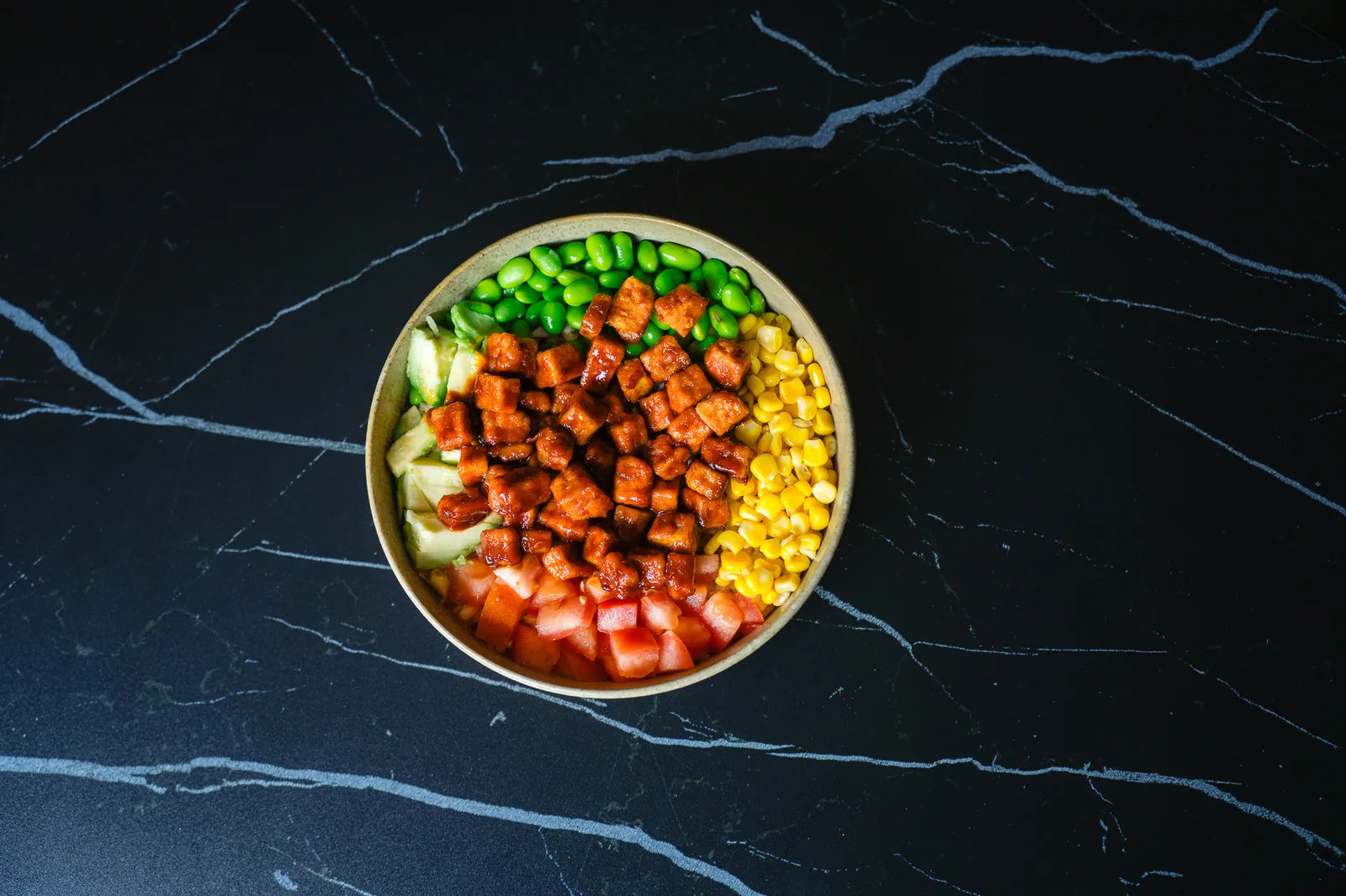 Vegan teriyaki tofu poke bij Dalu